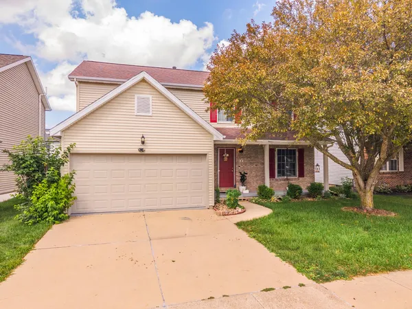 $359,900 | 4 Breckenwood Court, Bloomington, IL 61704