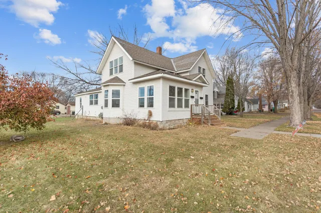 $199,900 | 1207 Desoto Avenue North, Glencoe, MN 55336