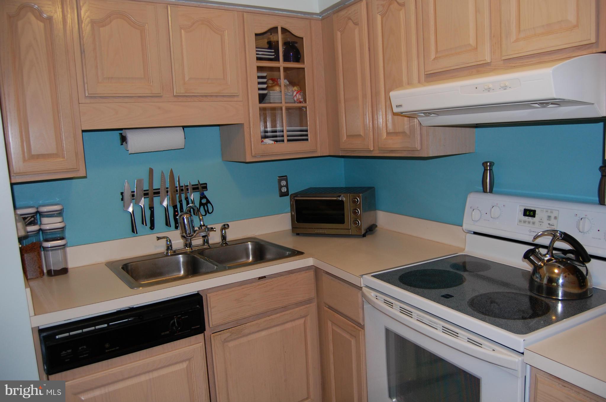 5802 Royal Ridge Drive, Unit N Springfield, VA 22152 - Photo 9 of 26 Kitchen