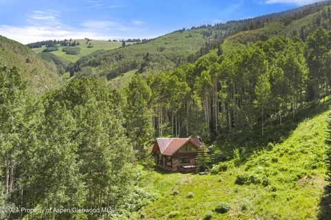 a view of a back yard