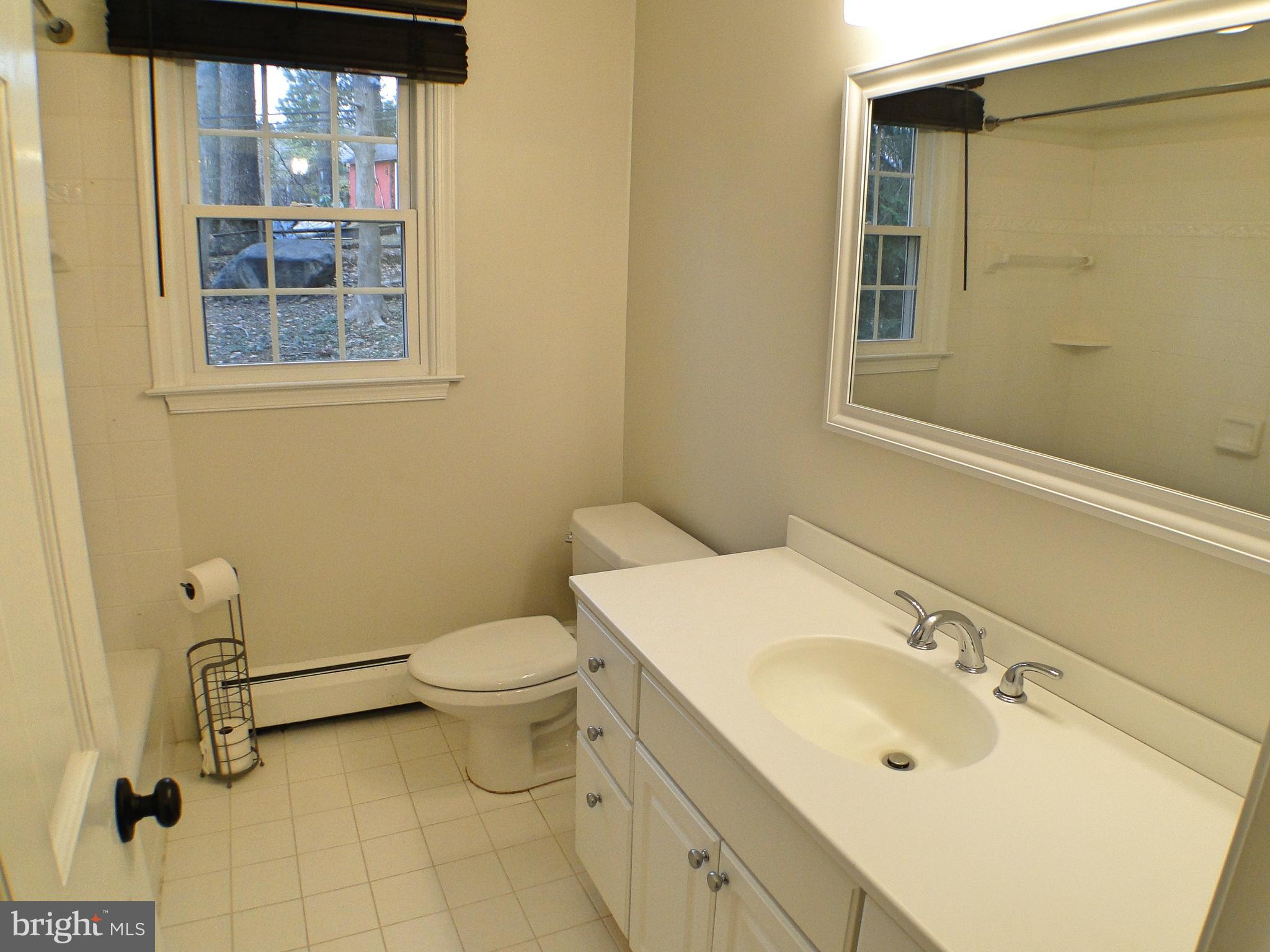 86 Oakford Road Wayne, PA 19087 - Photo 22 of 36 86 Oakford Rd Wayne - Main Bath