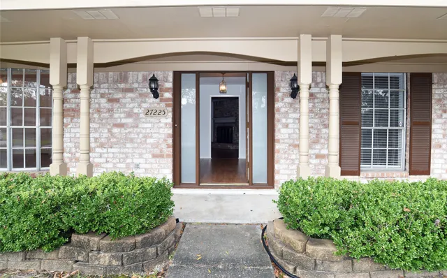 $290,000 | 27225 Lana Lane, Oak Ridge North, TX 77385