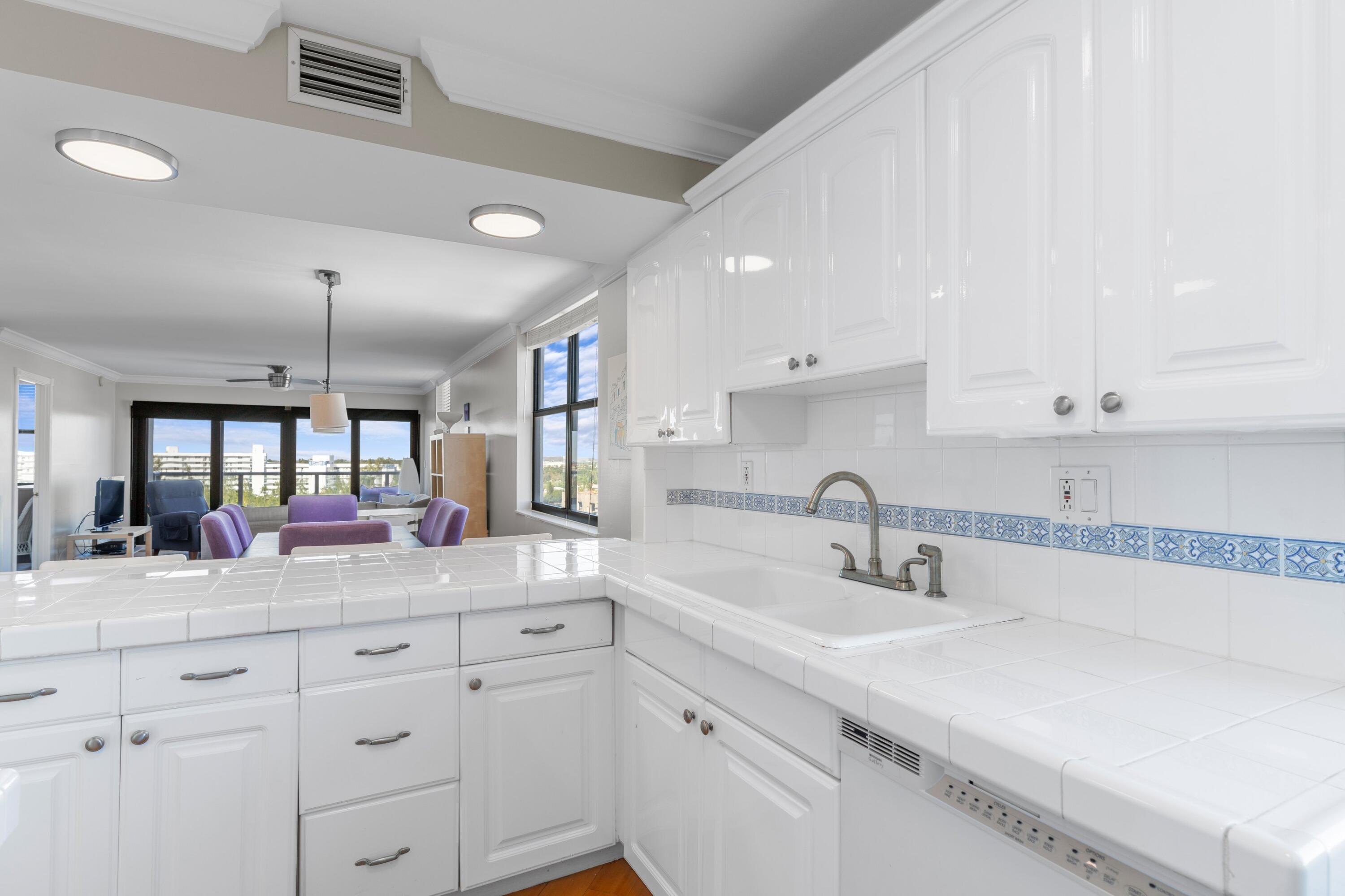 1401 North Riverside Drive, Unit 1007 Pompano Beach, FL 33062 - Photo 11 of 39 Kitchen