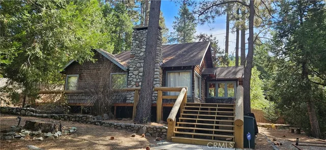 a view of a entrance gate of the house