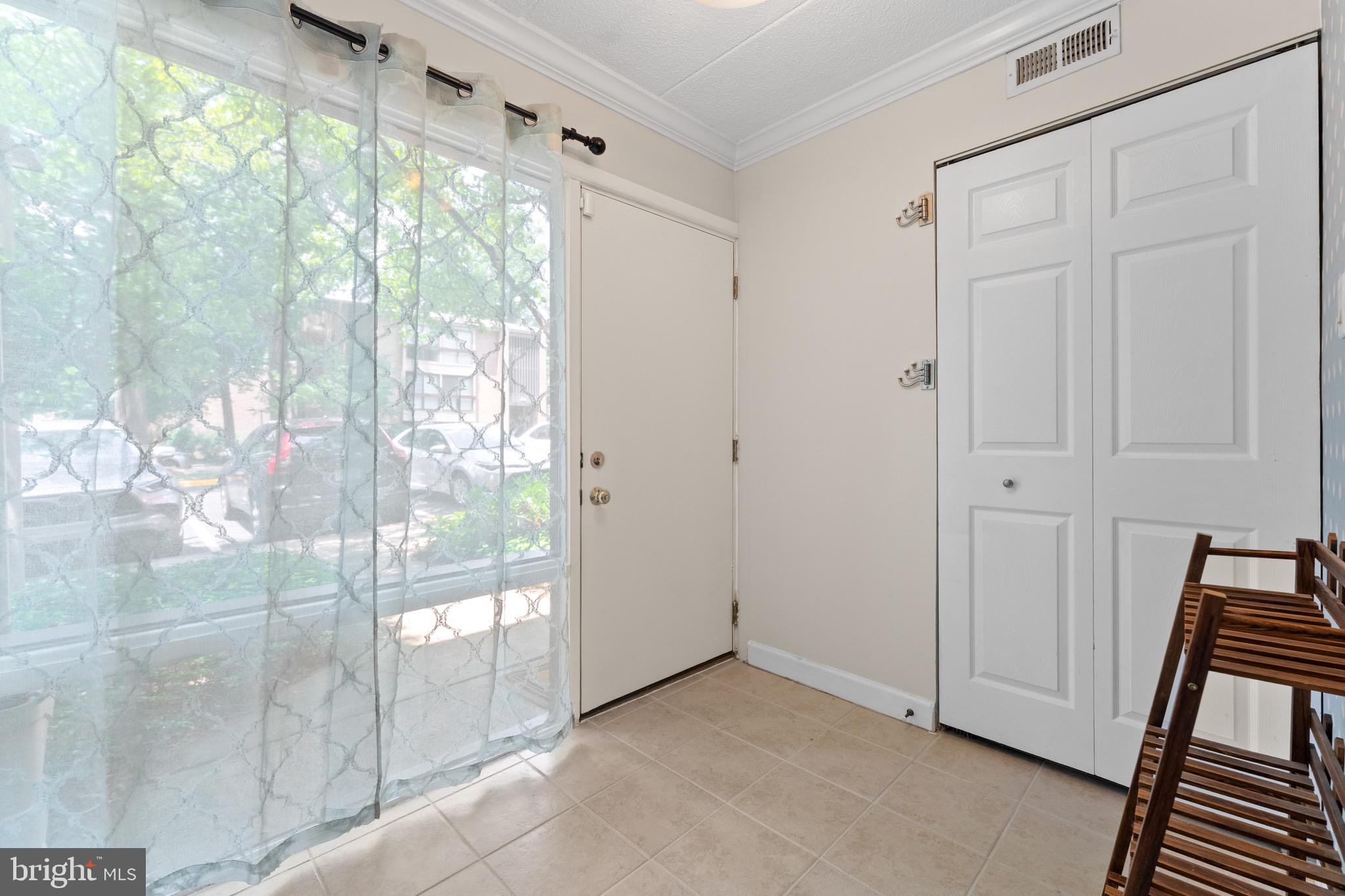 11617 Windbluff Court, Unit 9B Reston, VA 20191 - Photo 8 of 46 Entry foyer