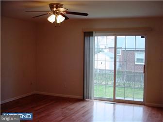 7335 Dungan Road Philadelphia, PA 19111 - Photo 5 of 11 Family Room