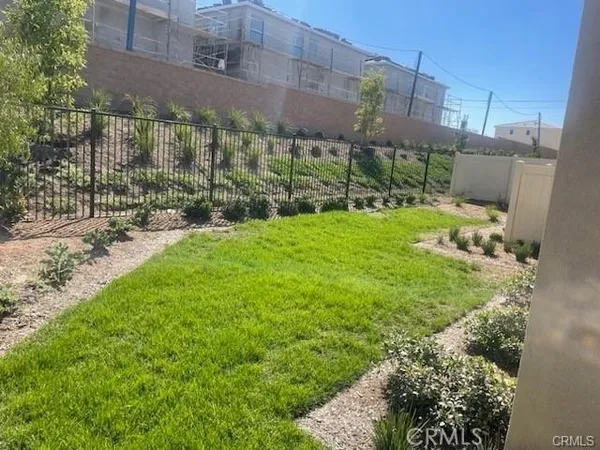 a view of a back yard