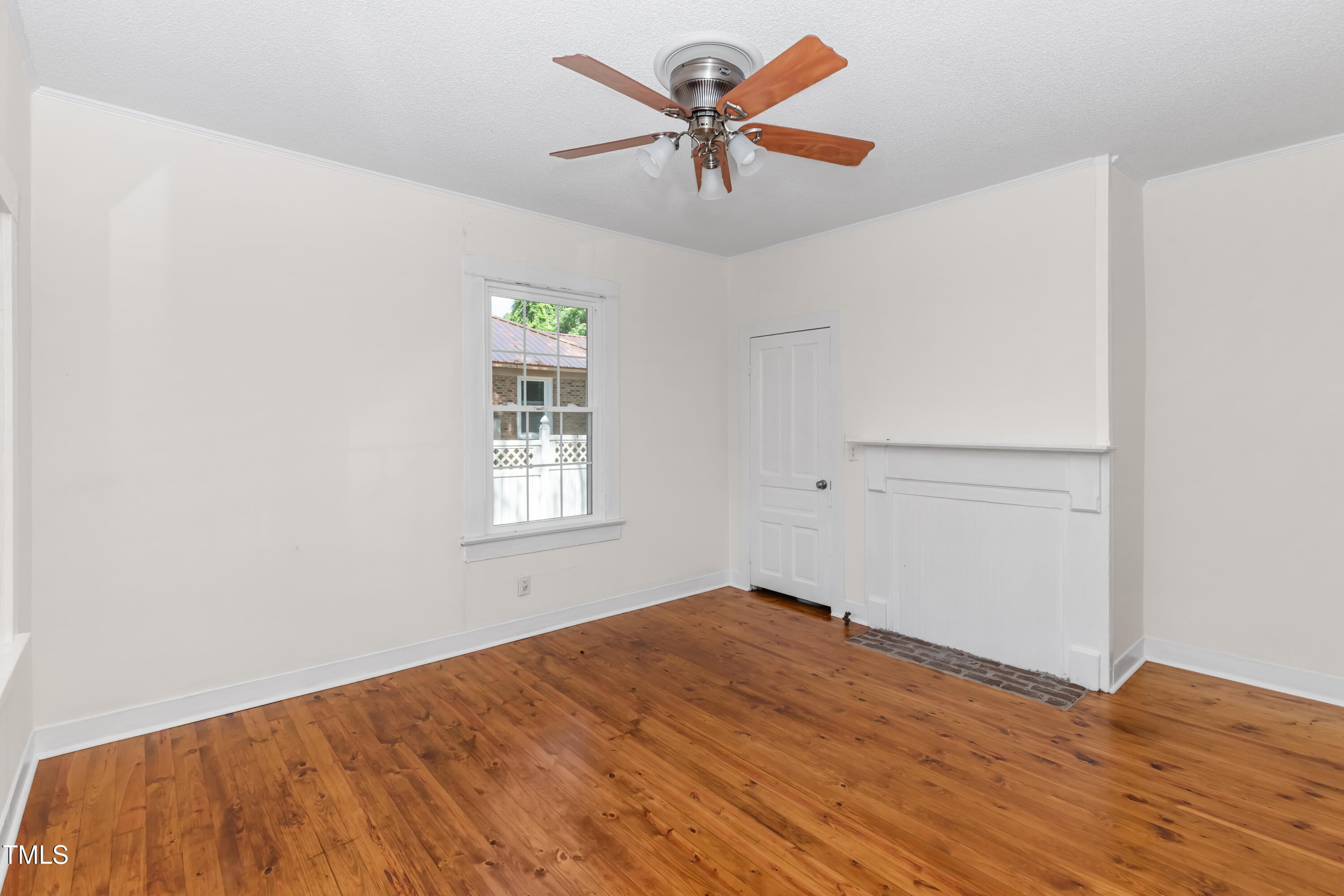 726 West M Street Erwin, NC 28339 - Photo 8 of 26 a view of a big room with closet