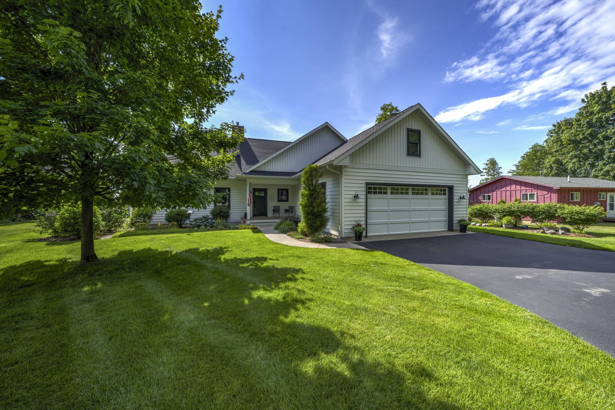 7802 South Lakeview Road Traverse City, MI 49684 - Photo 8 of 72 1937768-4bd6a59a-7aaa-4bd6-9589-fc35dbffaeb6.JPG