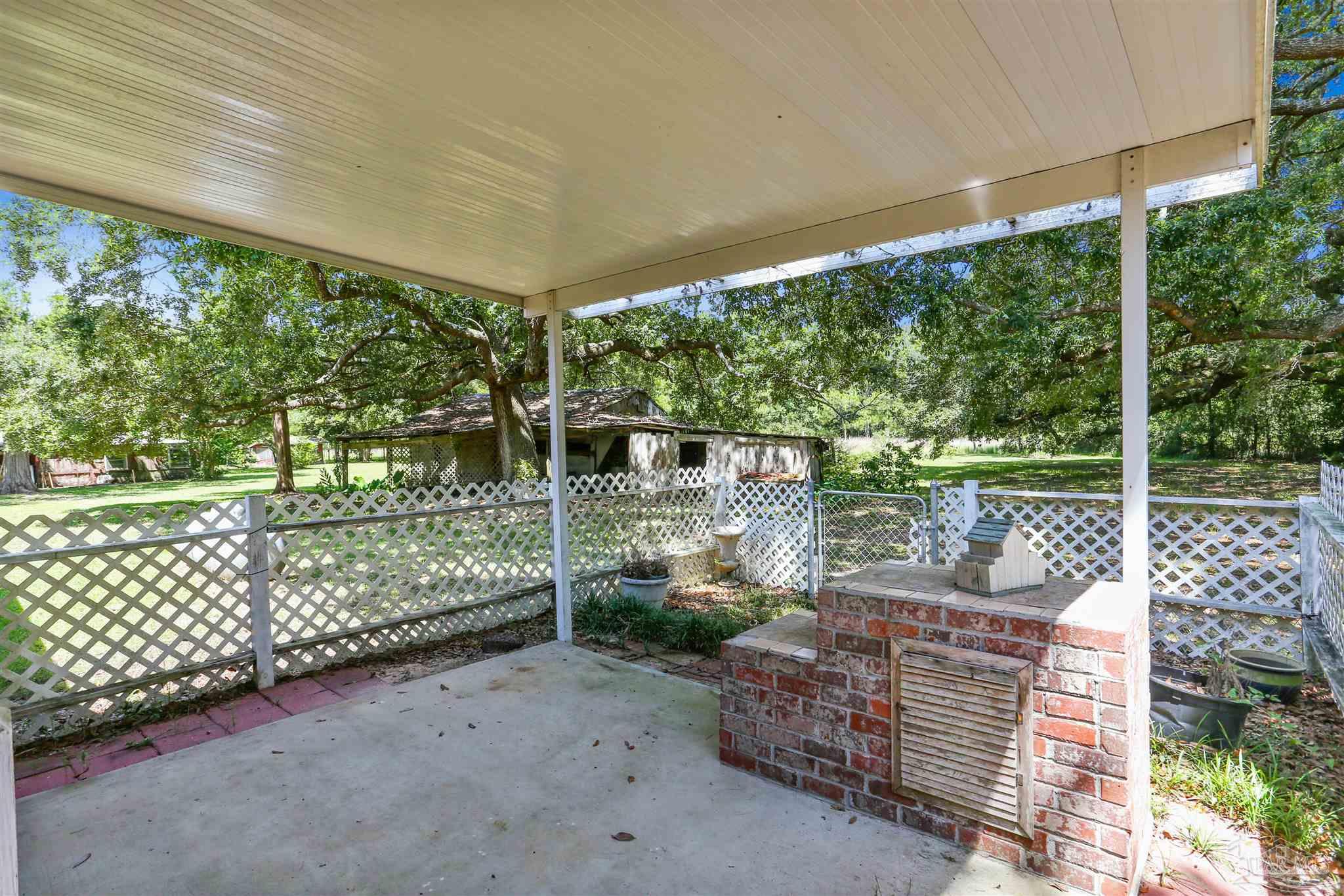 939 Avalon Boulevard Milton, FL 32583 - Photo 41 of 56 a garden view with a seating space