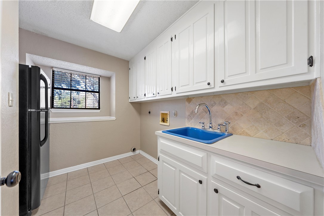 6000 Flat Rock Road Waco, TX 76708 - Photo 16 of 44 a kitchen with a cabinets and window