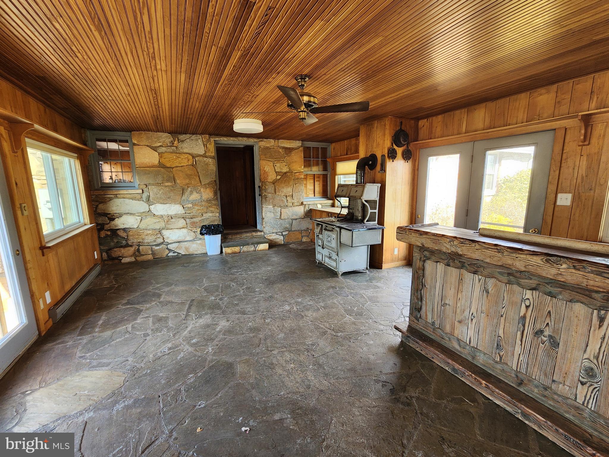 9527 Springs Road Warrenton, VA 20186 - Photo 5 of 16 Family room between kitchen and carport