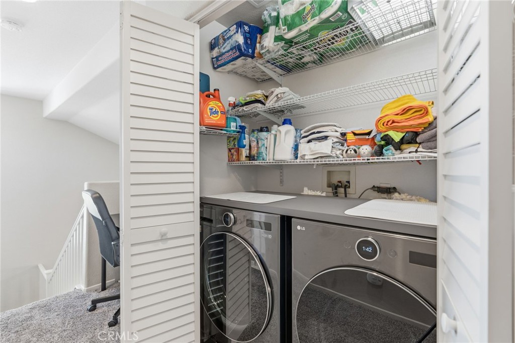 42156 Chestnut Drive Temecula, CA 92591 - Photo 20 of 33 a utility room with dryer and washer