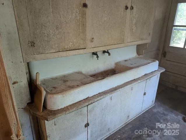 a view of utility room