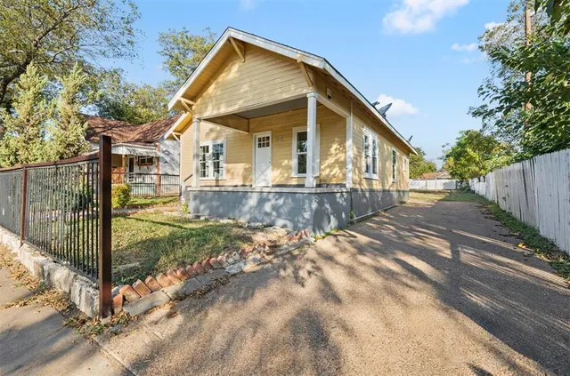 a view of a house with yard and sitting area