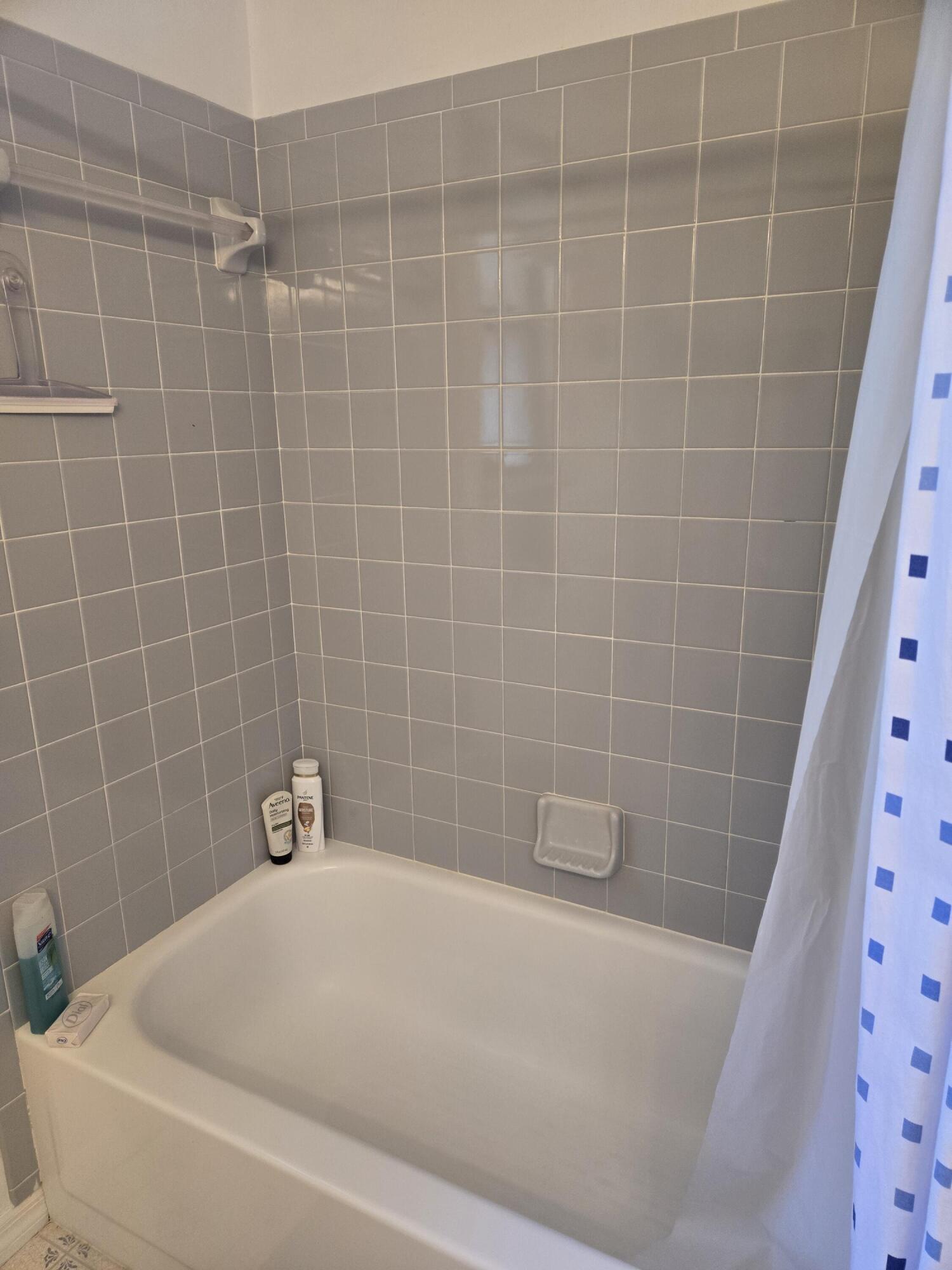 390 Main Street Sebastian, FL 32958 - Photo 15 of 18 a bathroom with a bathtub