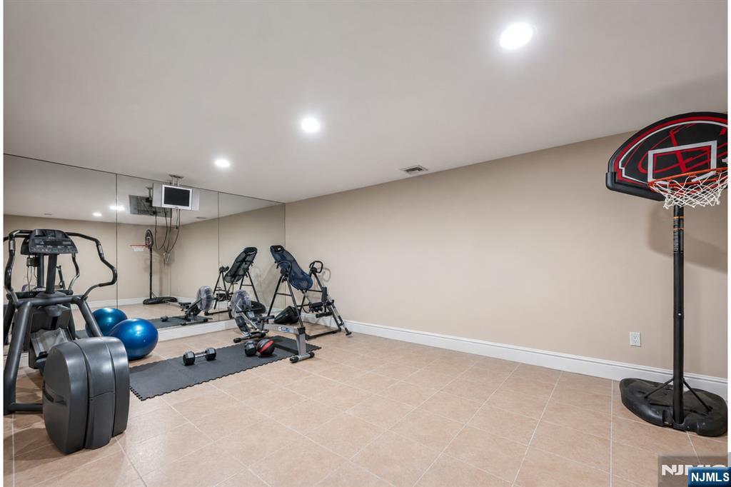 1152 Cumbermeade Road Fort Lee, NJ 07024 - Photo 39 of 42