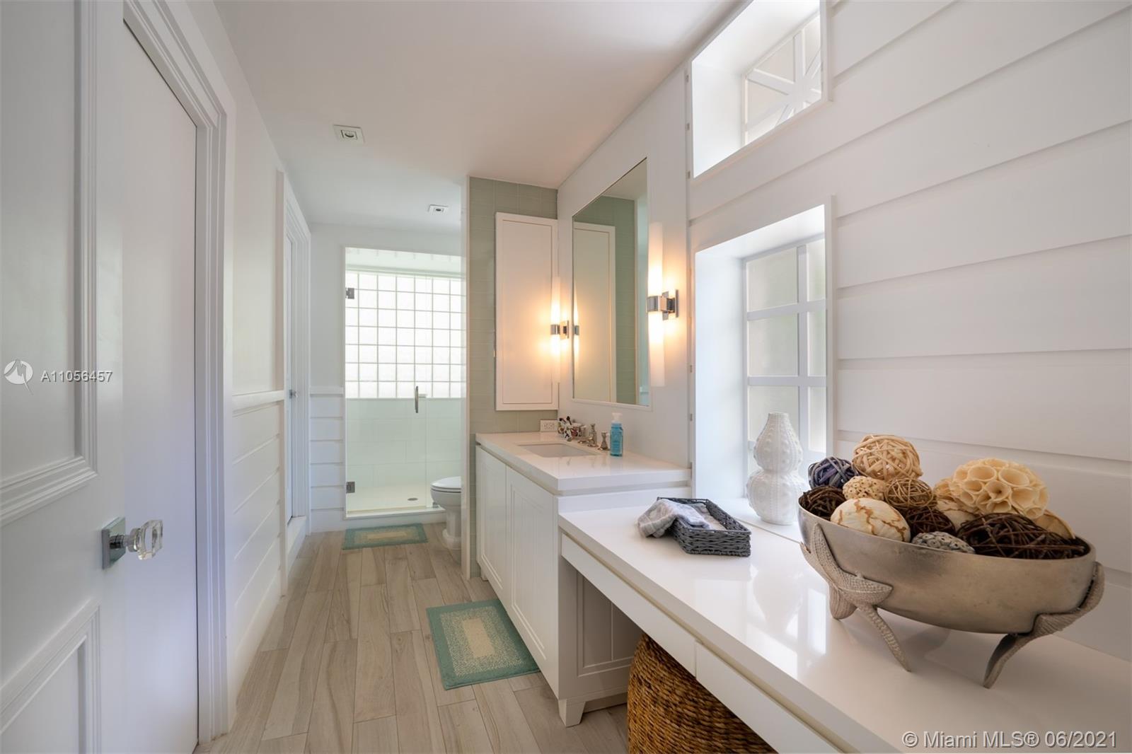 320 Pacific Road Key Biscayne, FL 33149 - Photo 7 of 27 a bathroom with a sink mirror and tub