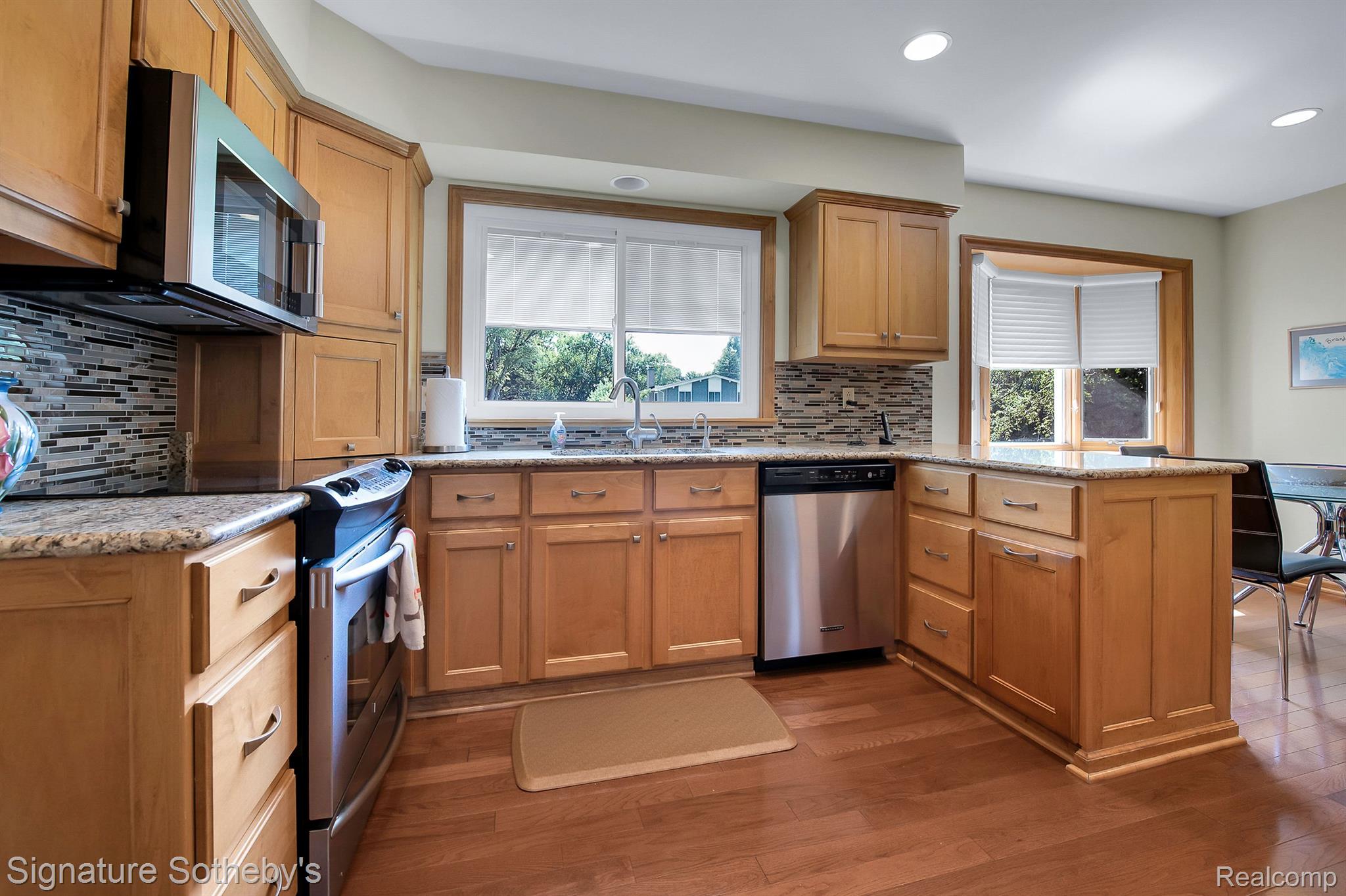 7252 Stonebrook Road West Bloomfield, MI 48322 - Photo 16 of 38 Updated Kitchen