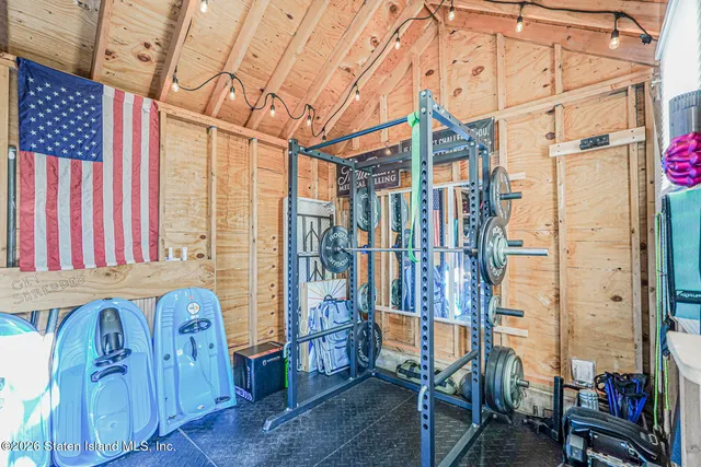 a view of entryway with outdoor seating