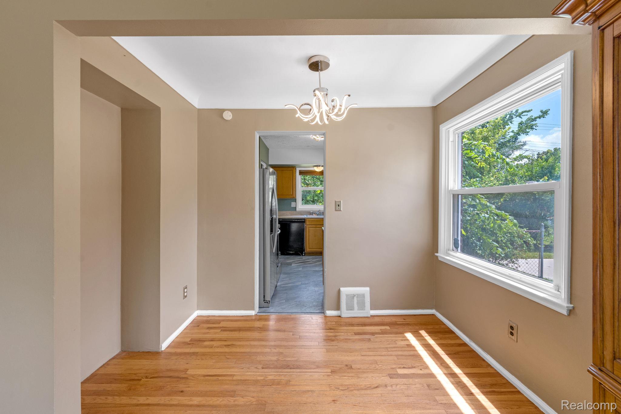 7641 Pelham Road Allen Park, MI 48101 - Photo 9 of 21 13-web-or-mls-DSC02495.jpg