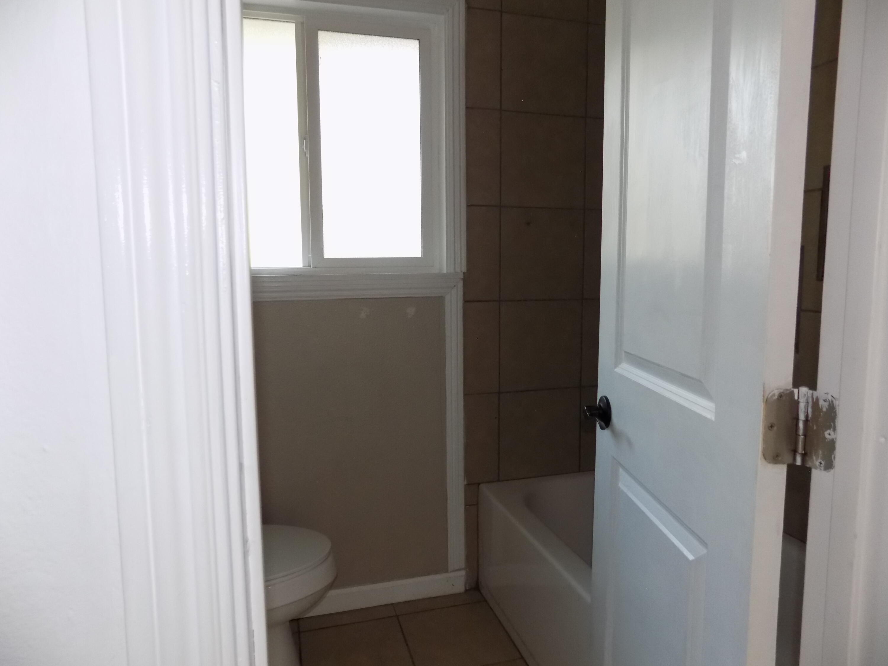 7658 Happy Valley Road Anderson, CA 96007 - Photo 14 of 25 a bathroom with a bathtub
