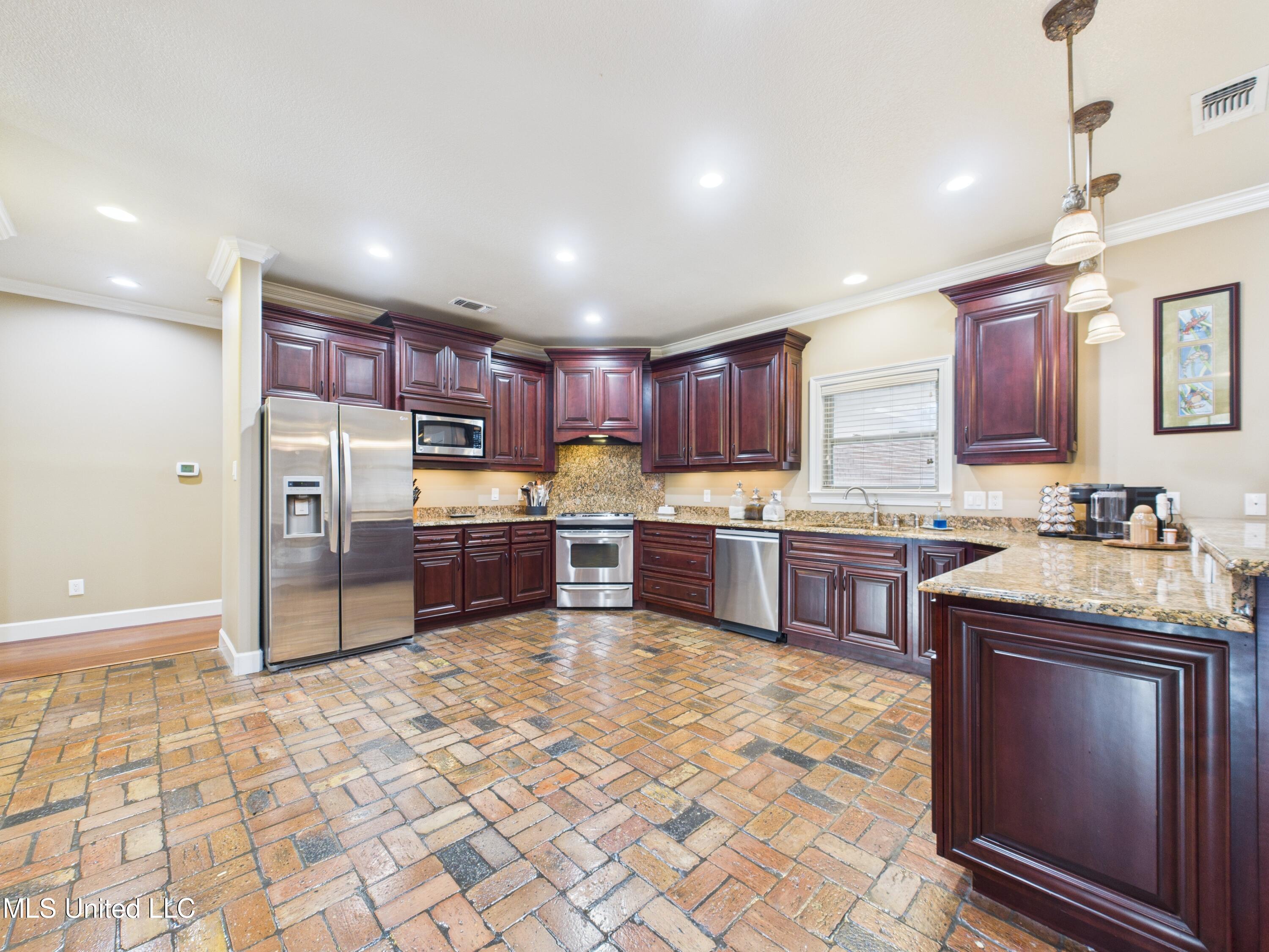 7414 Fountainbleau Road Ocean Springs, MS 39564 - Photo 12 of 49 CAM04449G0-PR0026-STILL024