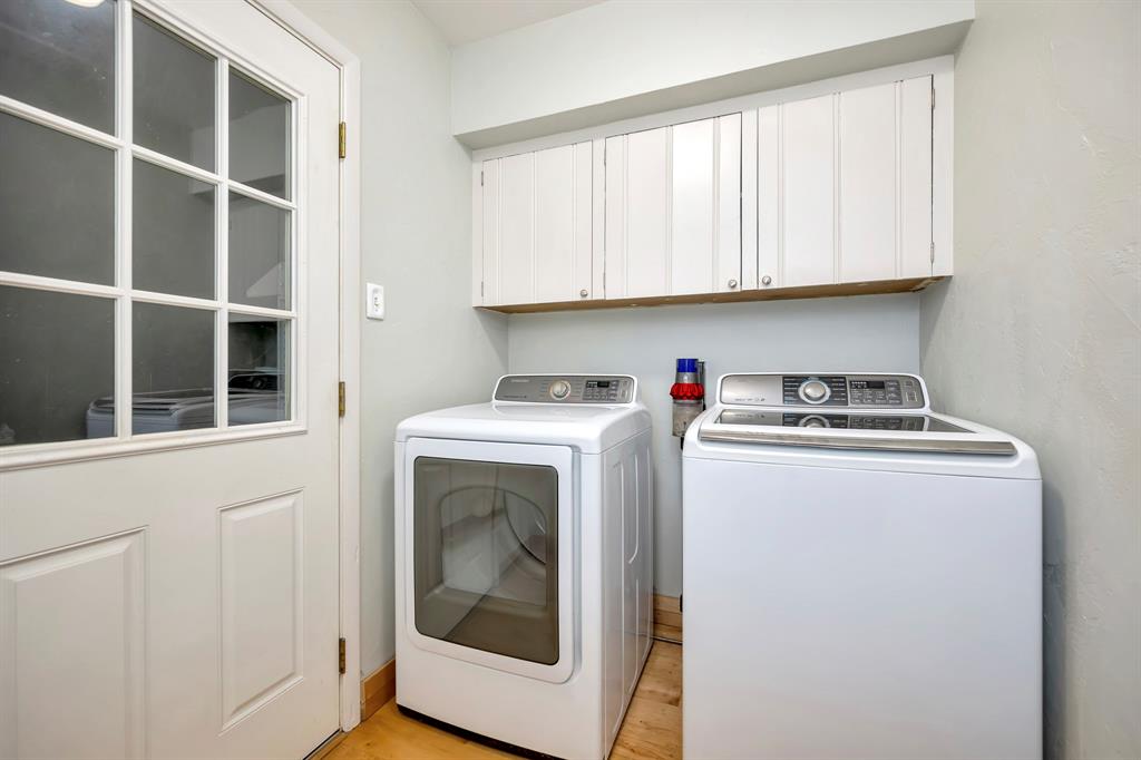 10005 Ridgehaven Drive Dallas, TX 75238 - Photo 21 of 27 a utility room with dryer and washer