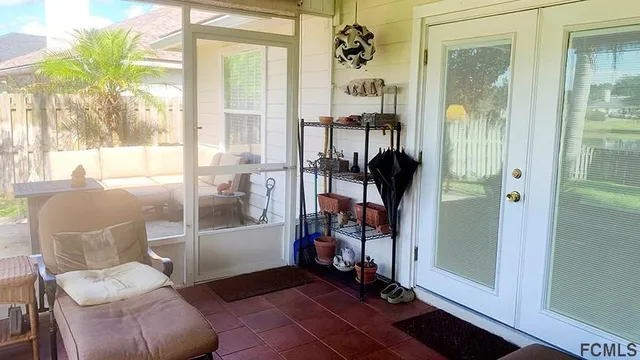 a view of a back yard