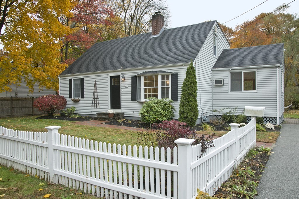 47 Smith Road Hingham, MA 02043 - Photo 1 of 19 Gallery Image 1