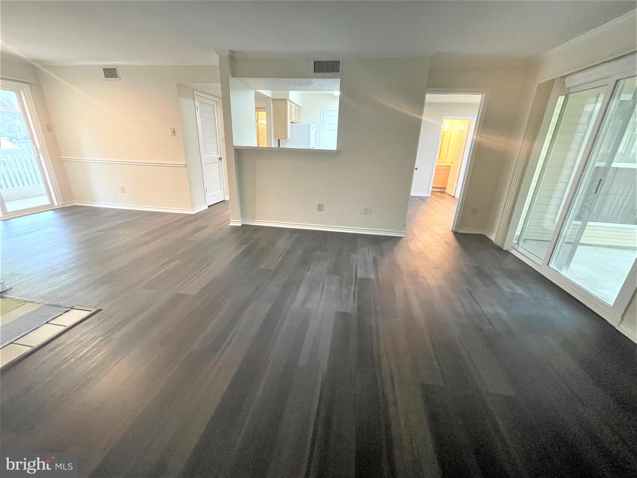 1505 Lincoln Way, Unit 101 McLean, VA 22102 - Photo 13 of 43 Living room