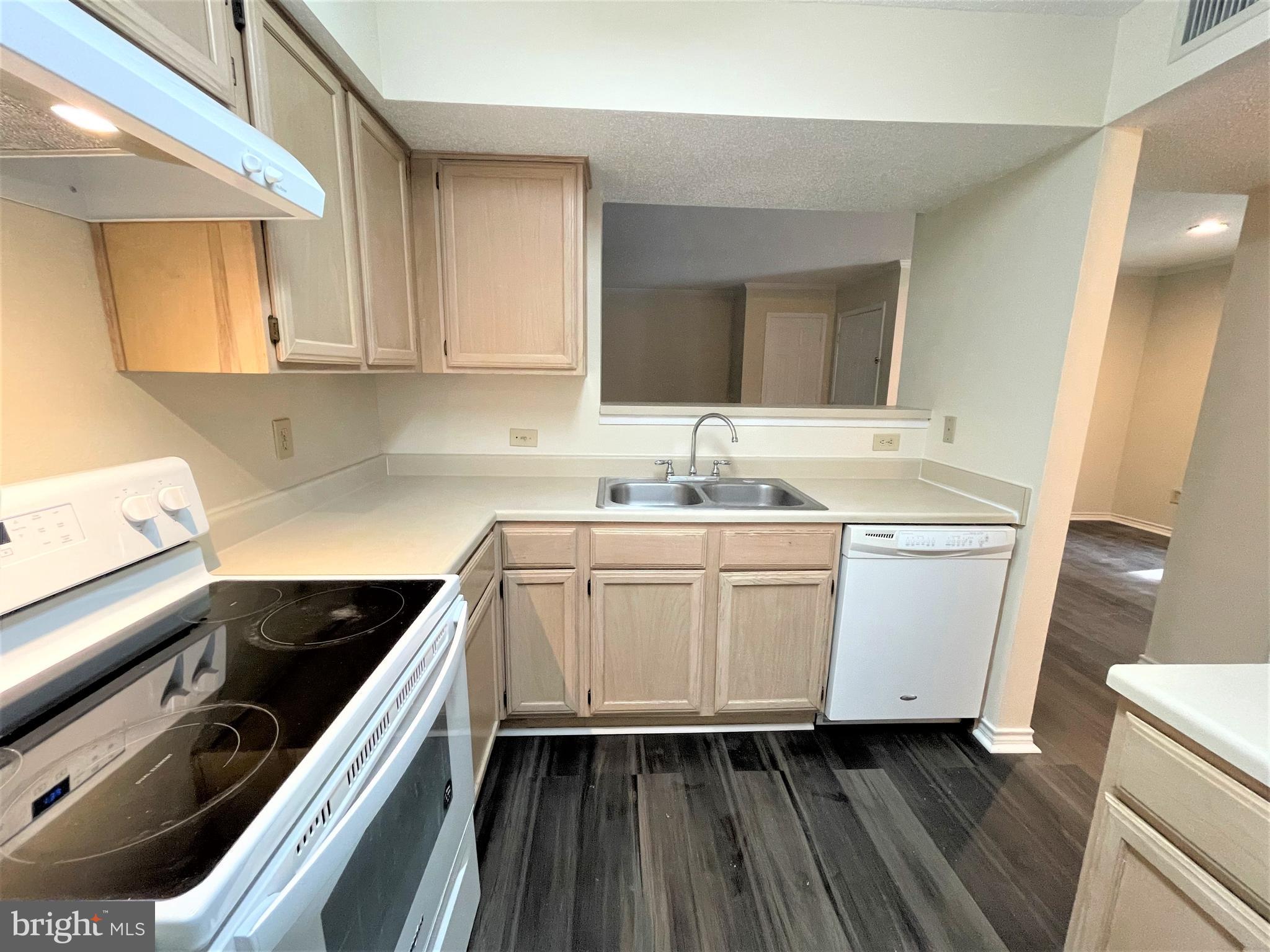 1505 Lincoln Way, Unit 101 McLean, VA 22102 - Photo 14 of 43 Kitchen