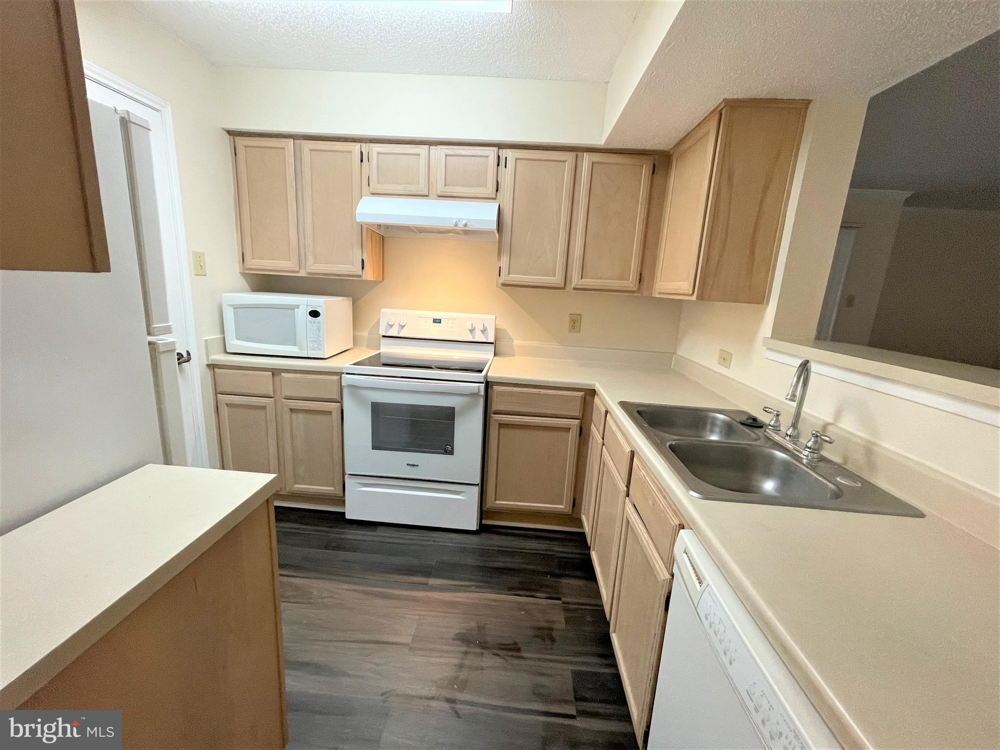 1505 Lincoln Way, Unit 101 McLean, VA 22102 - Photo 15 of 43 Kitchen