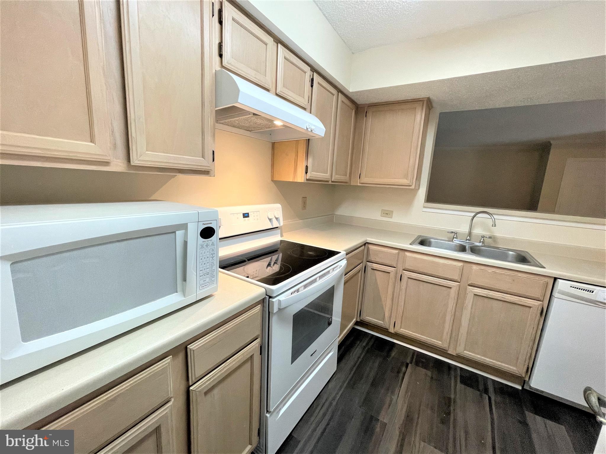 1505 Lincoln Way, Unit 101 McLean, VA 22102 - Photo 18 of 43 Kitchen