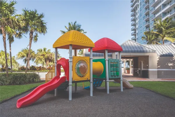 $4,010 | 1111 Brickell Bay Drive, Unit 211, Miami, FL 33131