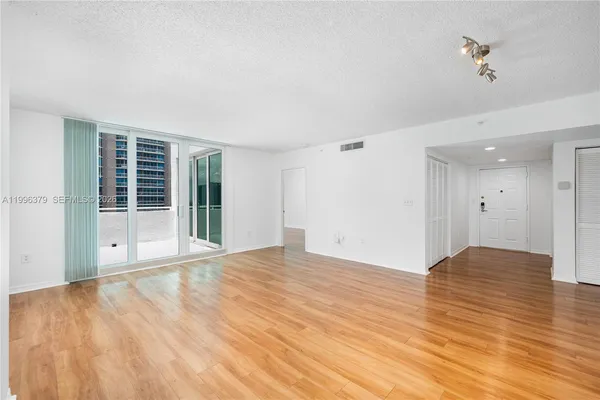 $4,010 | 1111 Brickell Bay Drive, Unit 211, Miami, FL 33131