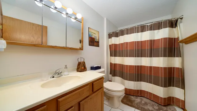 a view of empty room with window