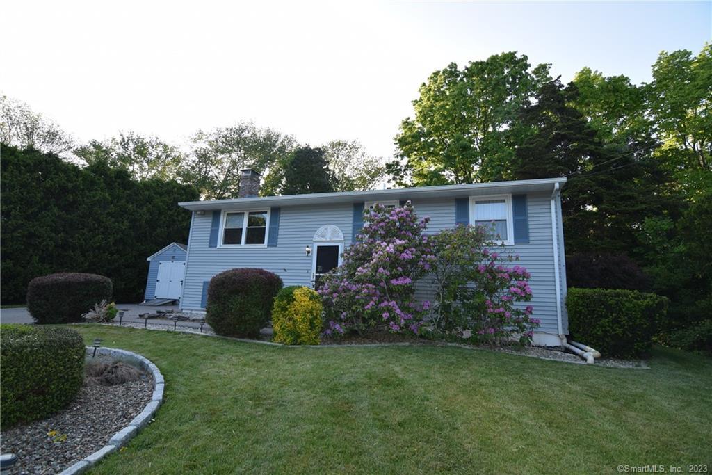 a view of a house with backyard and garden