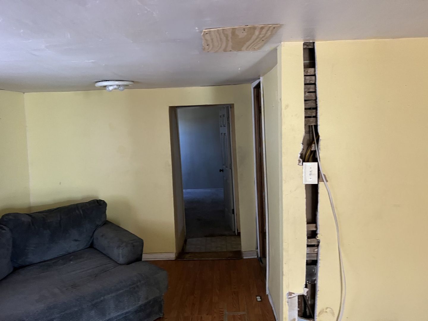405 West Bissell Street Bloomington, IL 61701 - Photo 11 of 21 a living room with furniture and a window