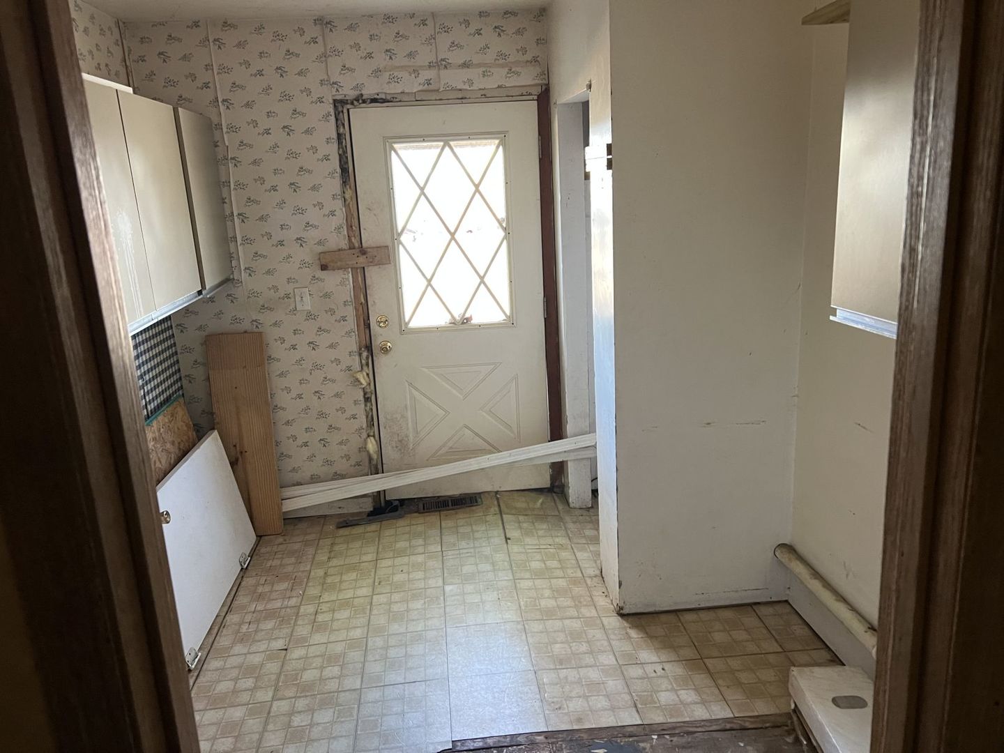 405 West Bissell Street Bloomington, IL 61701 - Photo 14 of 21 a view of an empty room with a window