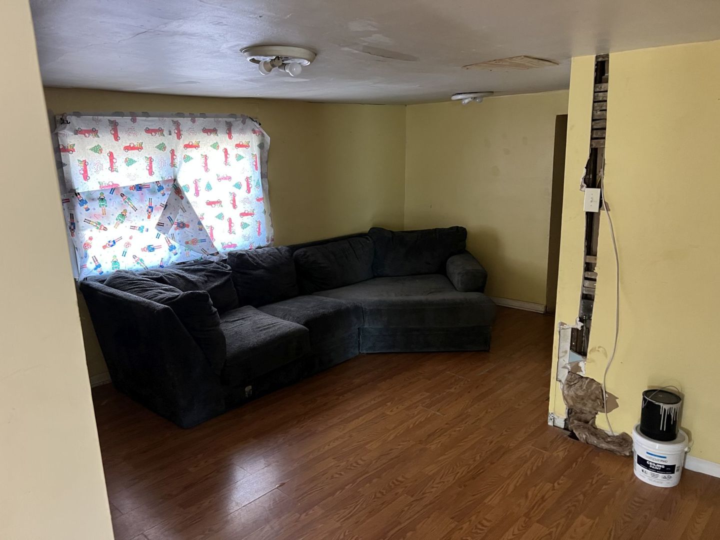 405 West Bissell Street Bloomington, IL 61701 - Photo 6 of 21 a living room with furniture and a window