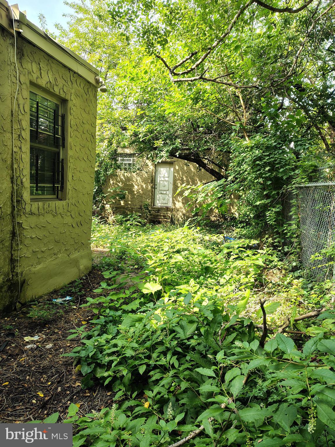 230 North 53rd Street Philadelphia, PA 19139 - Photo 2 of 39 a backyard of a house with lots of green space