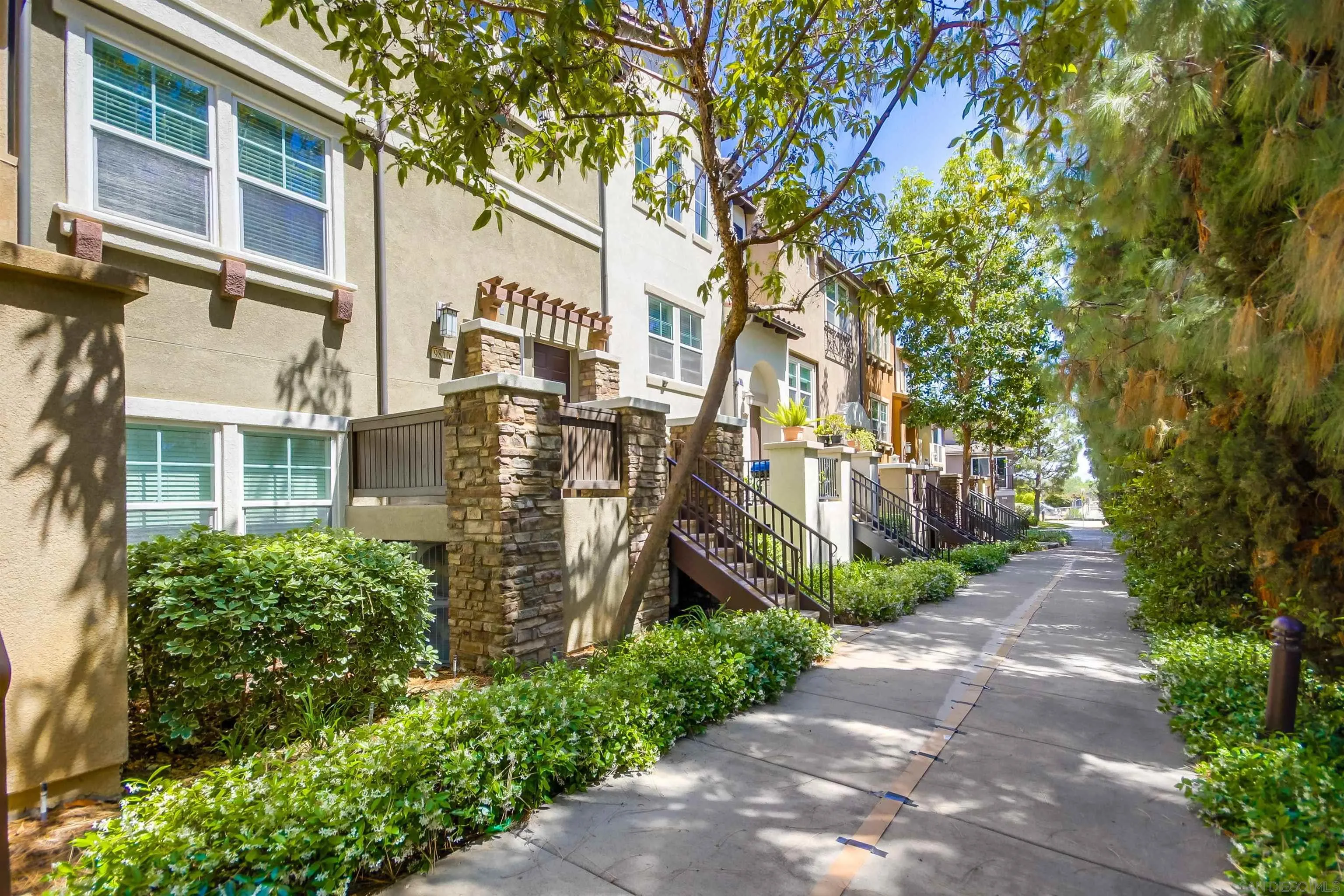 a view of a back yard