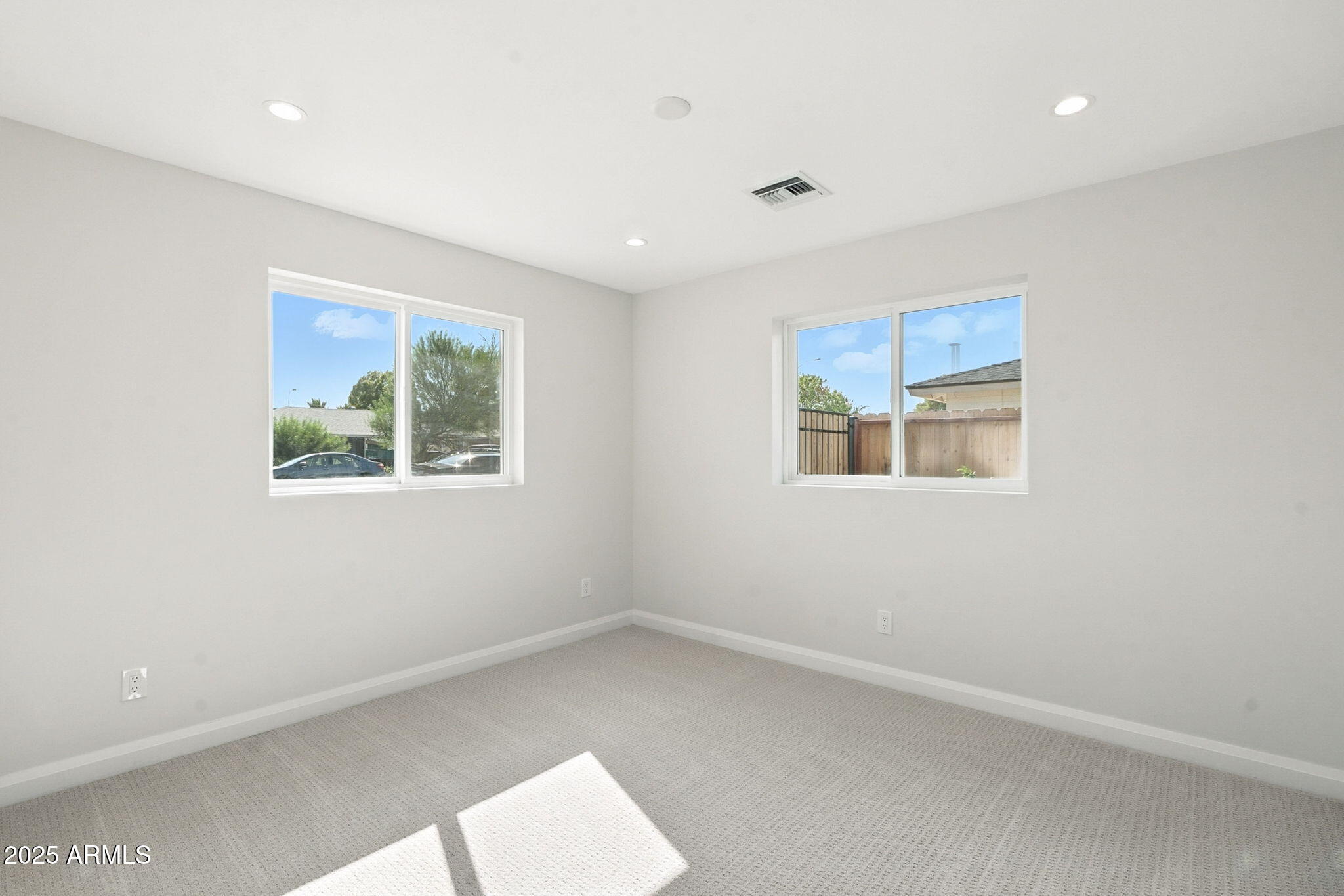 2814 North 51st Street Phoenix, AZ 85008 - Photo 27 of 50 an empty room with windows