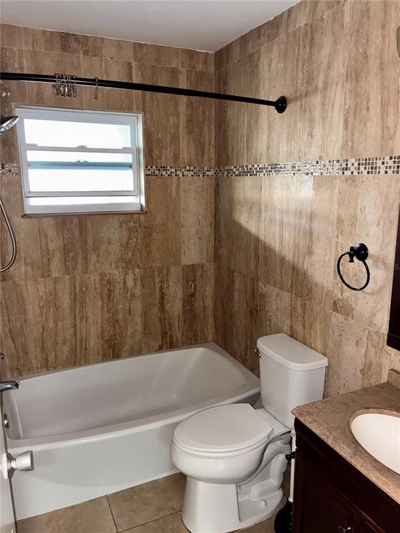 3101 Bee Ridge Road, Unit 214 Sarasota, FL 34239 - Photo 7 of 9 a bathroom with a toilet a sink and bathtub