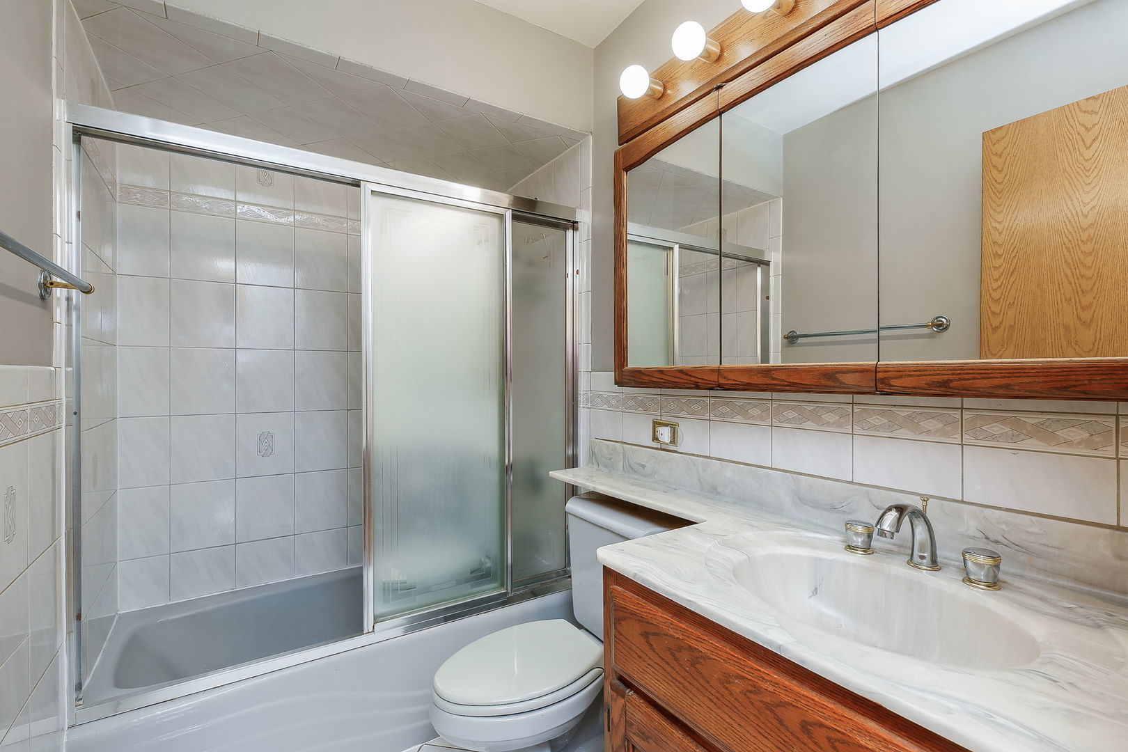 421 North Braintree Drive Schaumburg, IL 60169 - Photo 21 of 23 a bathroom with a sink a toilet and shower