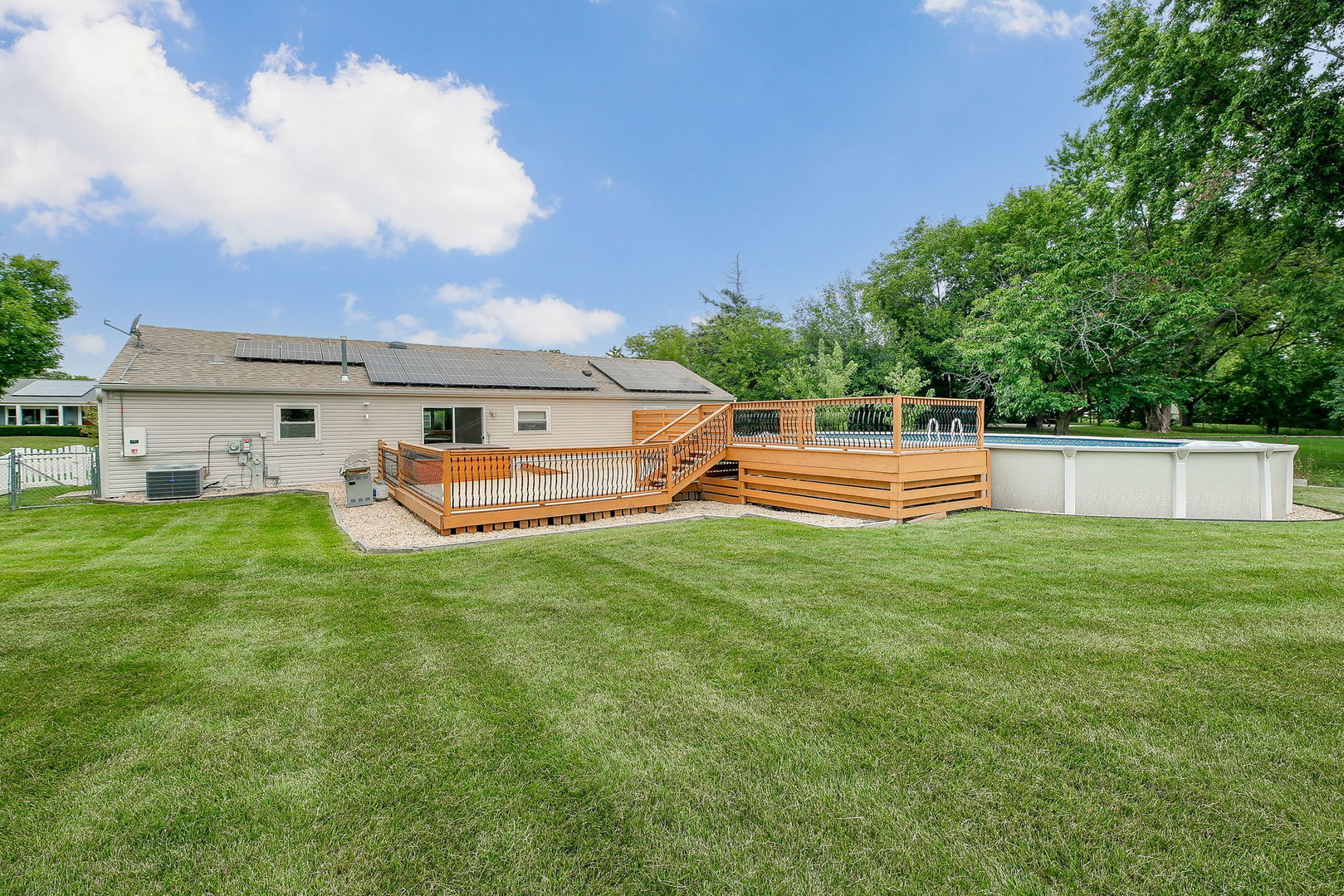 421 North Braintree Drive Schaumburg, IL 60169 - Photo 6 of 23 a backyard of a house with table and chairs plants and large tree