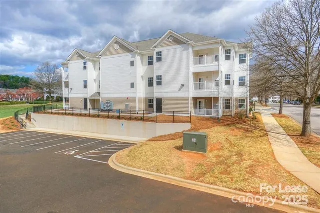 $1,300 | 17905 Delmas Drive, Unit 101, Cornelius, NC 28031