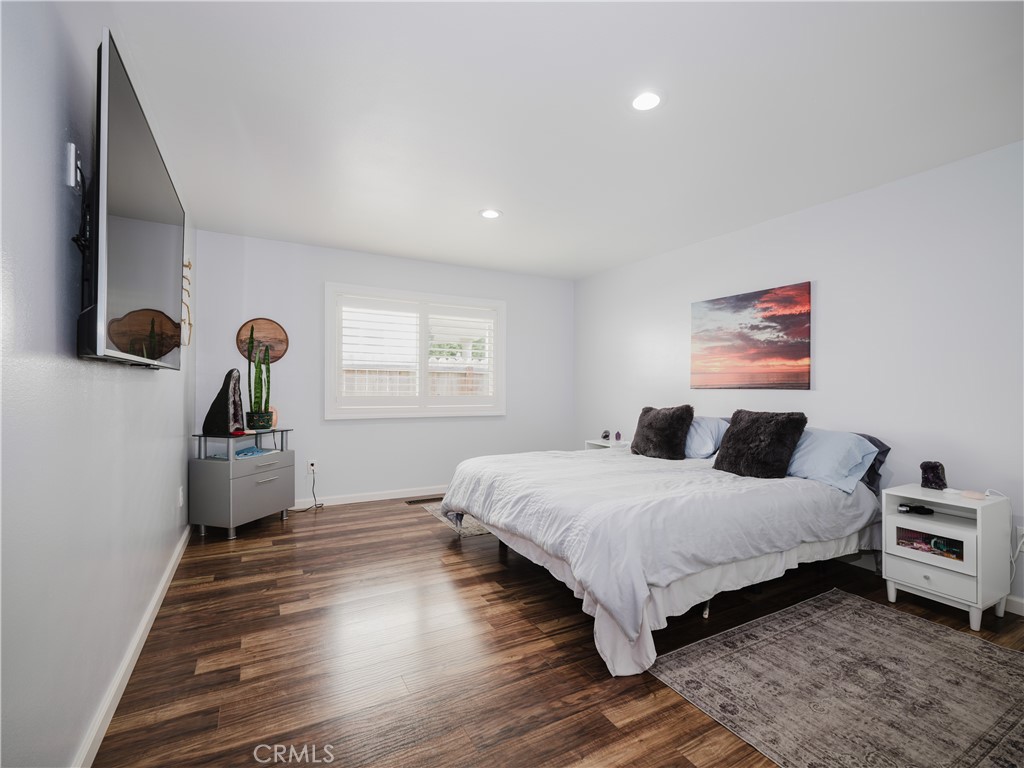 5330 Seabreeze Way Oxnard, CA 93035 - Photo 27 of 38 a bedroom with a bed table and a window