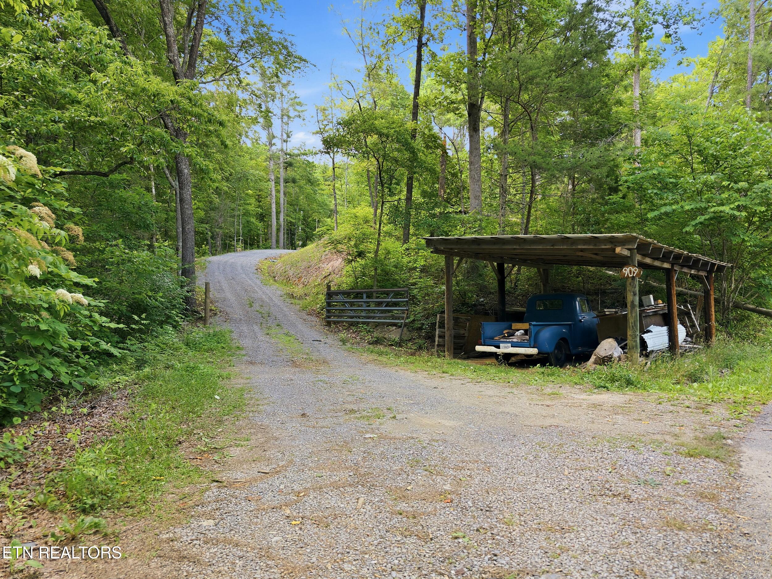 909 The Loop Road Walland, TN 37886 - Photo 6 of 32 9_909_the_loop_rd_0006